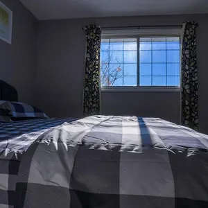 Beautiful 5 Bdrm Ac Home, Pool, Yard, Wifi, Fireplace, Parking, Transit, Town Centre - Sleeps 10 , Edmonton Canada